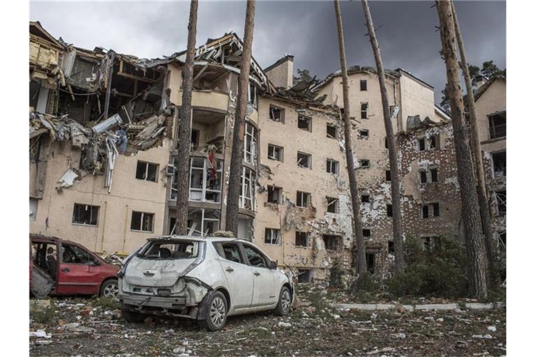 Ein Wohnhaus 26 Kilometer westlich von Kiew ist nach einem Beschuss völlig zerstört. Foto: Oleksandr Ratushniak/AP/dpa