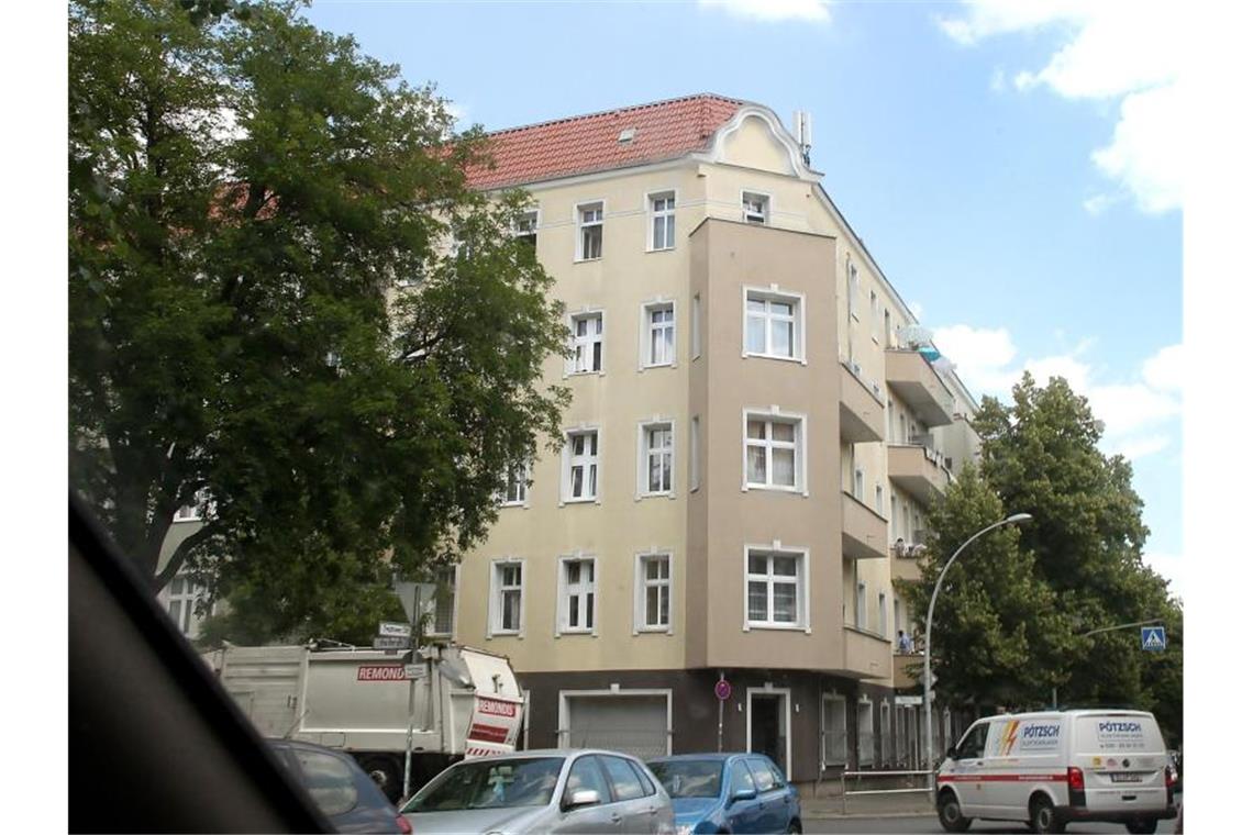 Ein Wohnhaus an der Harzer Straße im Berliner Statdtteil Neukölln, das aufgrund einer Vielzahl von Covid-19 Erkrankungen unter Quarantäne gestellt wurde. Foto: Wolfgang Kumm/dpa