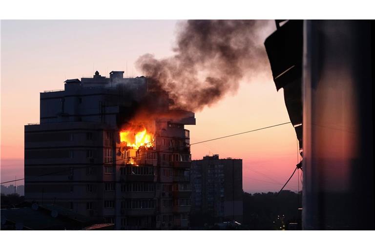 Ein Wohnhaus in Kiew steht nach einem russischen Drohnenangriff in Flammen. (Archivbild)