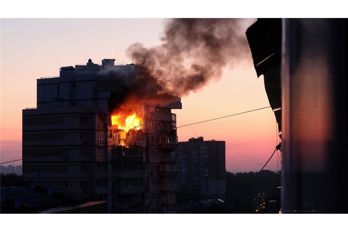 Bilder des Tages Ein Wohnhaus steht nach einem russischen Drohnenangriff in der ukrainischen Hauptstadt in Flammen.