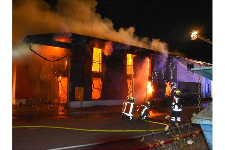 Ein Wohnhaus und eine Schreinerei stehen am in der Karl-Kurz-Straße in Rosengarten-Uttenhofen in Flammen. Foto: Marvin Koss