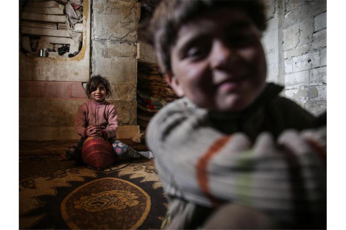 Ein zaghaftes Lächeln: Die Familien dieser syrischen Kinder wurden durch Bombardierungen aus der Stadt Maarat al-Numan vertrieben. Foto: Anas Alkharboutli/dpa