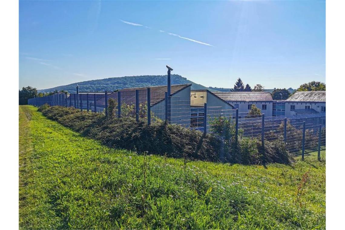 Fünfter Flüchtiger aus Weinsberg stellt sich Ein Zaun umschließt das Klinikum am Weissenhof - Zentrum für Psychiatrie. Foto: Julian Buchner/Einsatz-Report24/dpa/Archiv