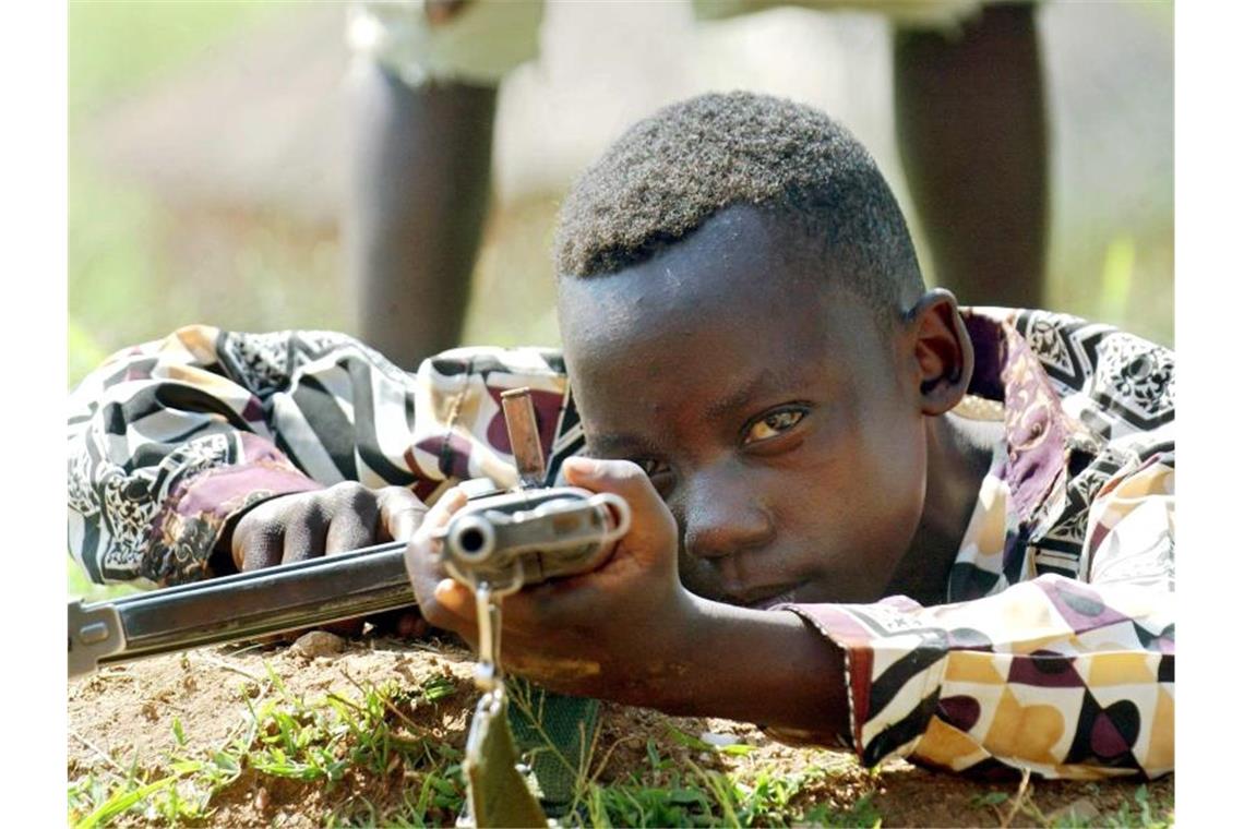 Ein zehn Jahre alter Kämpfer der so genannten Union Kongolesischer Patrioten (UPC) beim Schießtraining. Foto: Maurizio Gambarini/dpa/Archiv