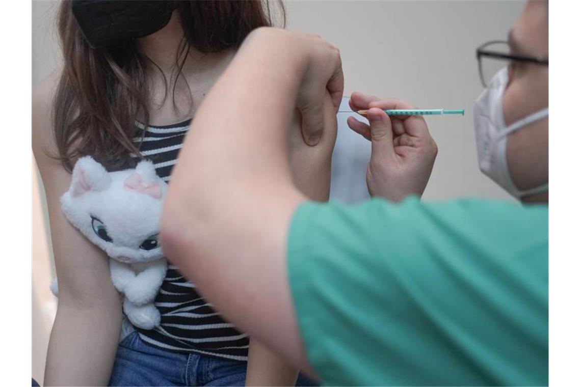 Impfungen von Kindern brauchen mehr Zeit Ein zehnjähriges Mädchen gegen das Coronavirus geimpft. Am. Foto: Joerg Carstensen/dpa