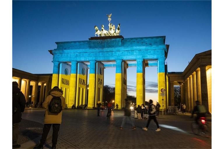 Ein Zeichen der Solidarität: das beleuchtete Brandenburger Tor. Foto: Christophe Gateau/dpa