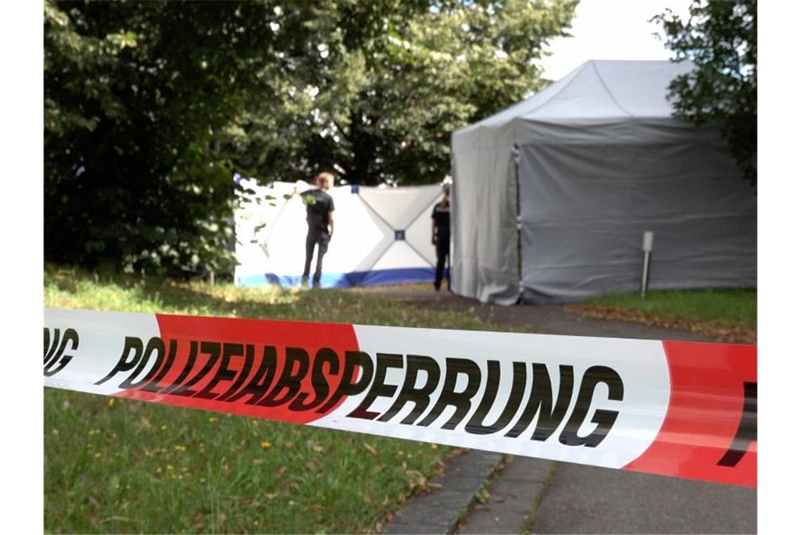 Ein Zelt der Polizei steht hinter einer Polizeiabsperrung. Foto: Alexander Hald/dpa