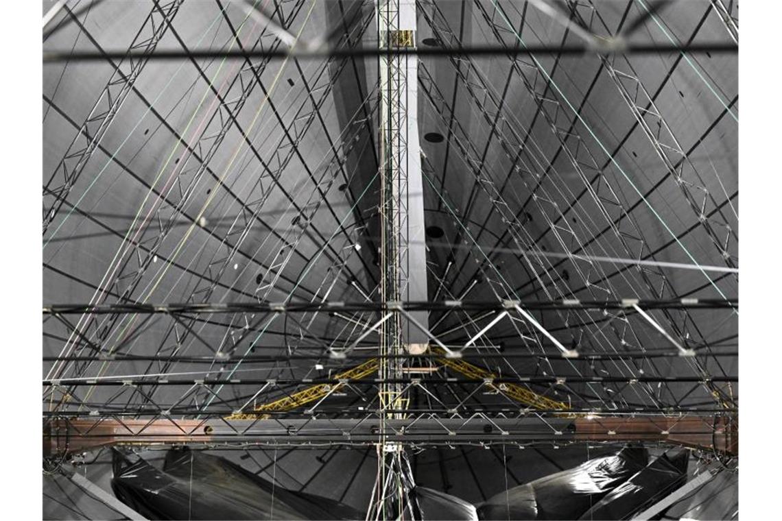 Luftschiffe im Winterschlaf: Zeppeline werden gewartet Ein Zeppelin NT (Neue Technologie) steht für Wartungsarbeiten im Hangar. Foto: Felix Kästle/dpa/Archivbild