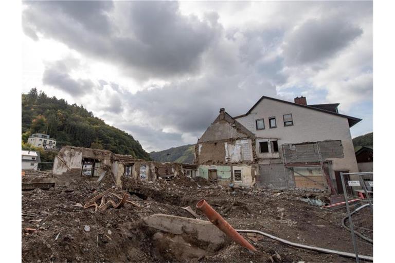 Ein zerstörter Gasthof am Ufer der Ahr in Dernau drei Monate nach der Flutkatastrophe vom Juli. Foto: Boris Roessler/dpa