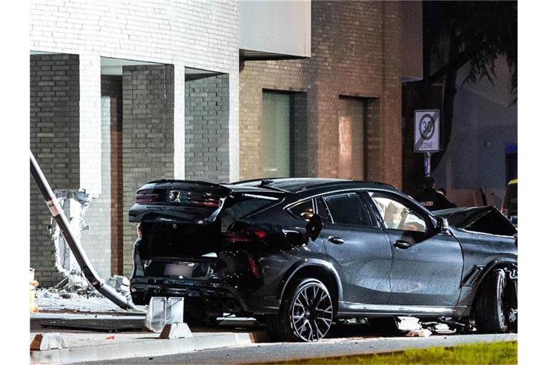 Ein zerstörter PKW steht nach einem Unfall im Frankfurter Ostend. Bei einer tödlichen Kollision in Frankfurt/Main hat der SUV mehrere Menschen erfasst. Foto: Silas Stein/dpa