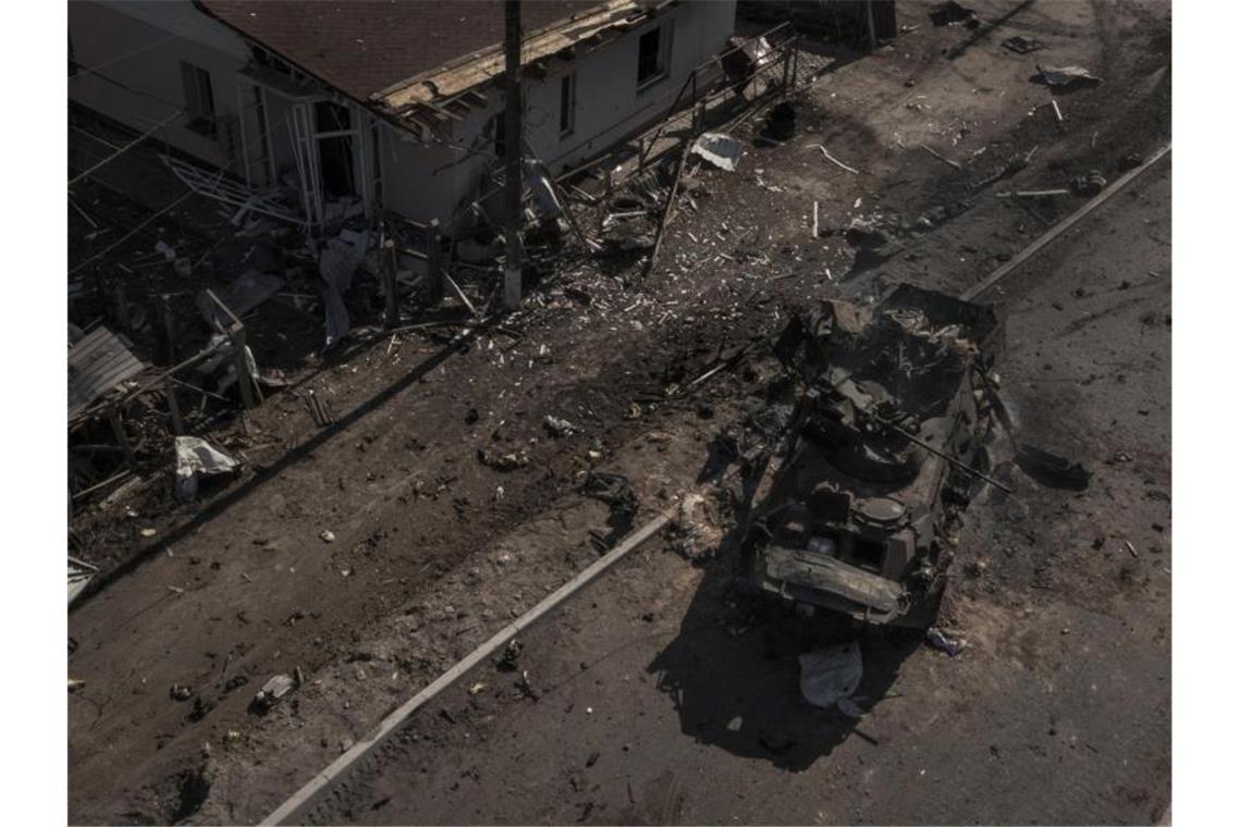 Nato: Bis zu 15.000 getötete russische Soldaten Ein zerstörter russischer Panzer auf einer Hauptstraße in der Nähe von Brovary, nördlich von Kiew. Foto: Felipe Dana/AP/dpa