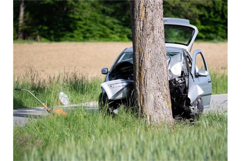 Ein zerstörtes Auto steht an der Unfallstelle. Ein Autofahrer ist in Pöcking bei Starnberg in eine Gruppe von Fußgängern gefahren. Foto: Sven Hoppe/dpa