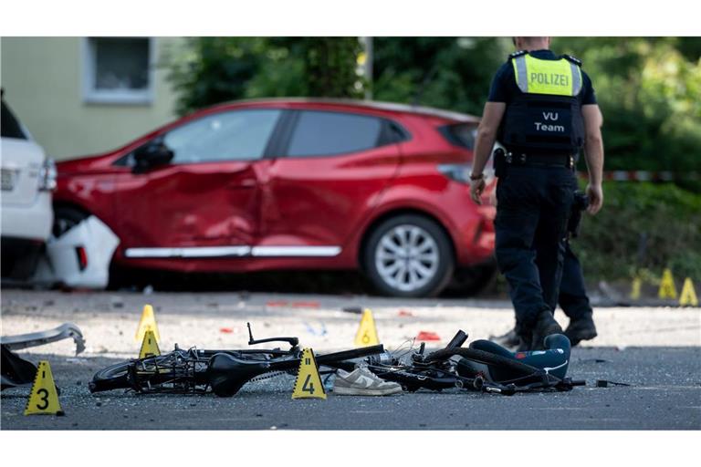 Ein zerstörtes Fahrrad, ein verlorener Schuh auf der Fahrbahn - eine Frau hat drei Kinder angefahren.