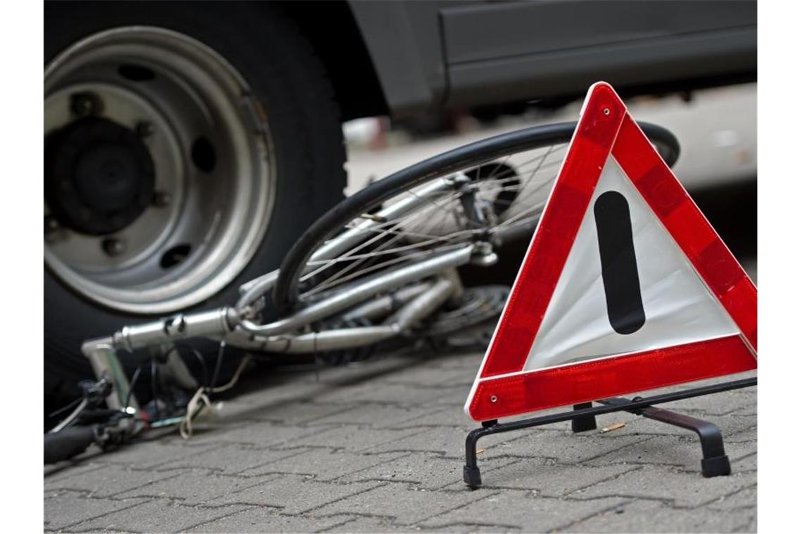 Forscher: Fußgänger besser schützen - Anfahrstopp für Lkw Ein zerstörtes Fahrrad unter den Hinterrädern eines Lkw. Foto: Arno Burgi/dpa-Zentralbild/dpa