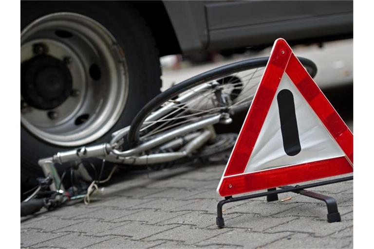 Ein zerstörtes Fahrrad unter den Hinterrädern eines Lkw. Foto: Arno Burgi/dpa-Zentralbild/dpa