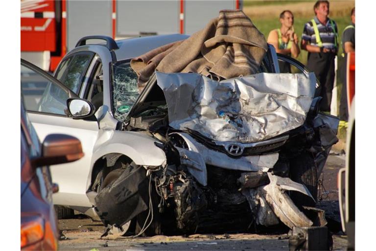 Ein zerstörtes Fahrzeug steht in Murrhardt (Rems-Murr-Kreis). Foto: Boehmler/SDMG