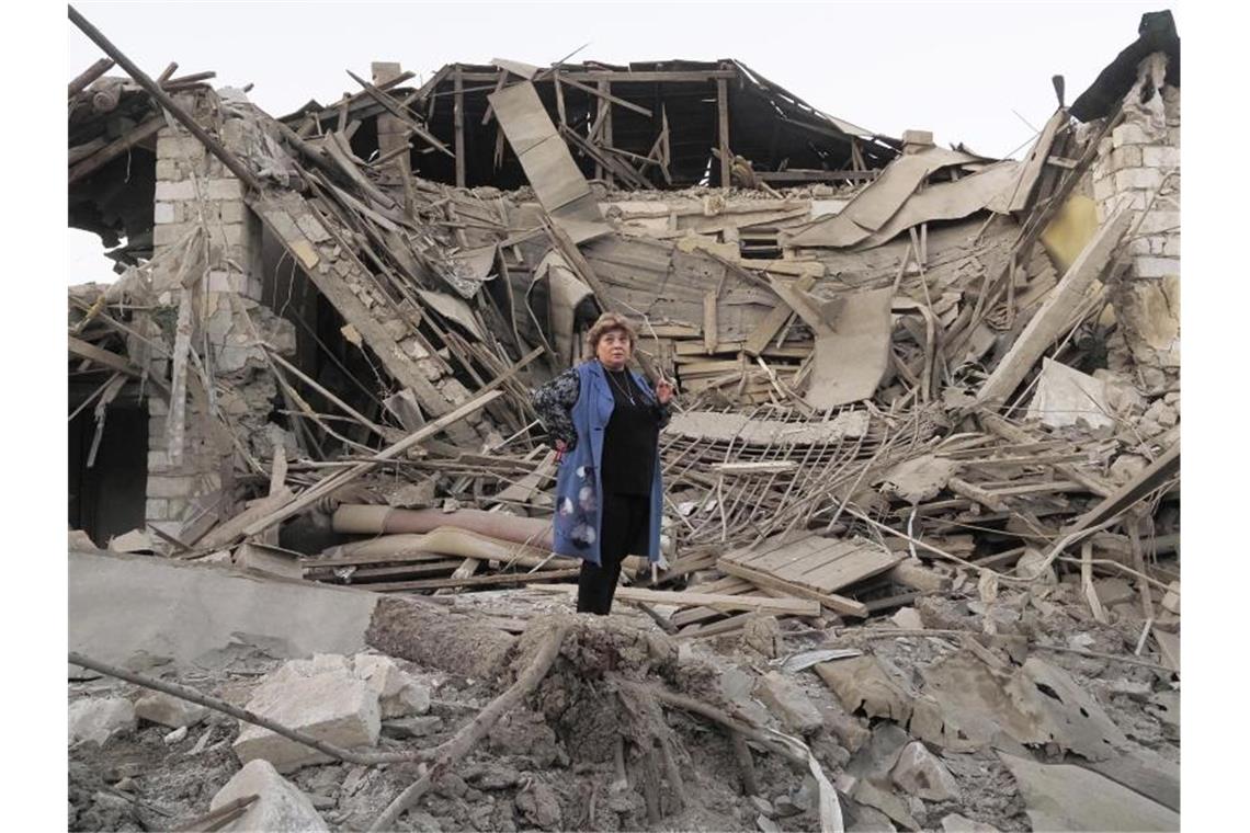 Ein zerstörtes Haus in Stepanakert in der umkämpften Region Berg-Karabach. Foto: Uncredited/AP/dpa
