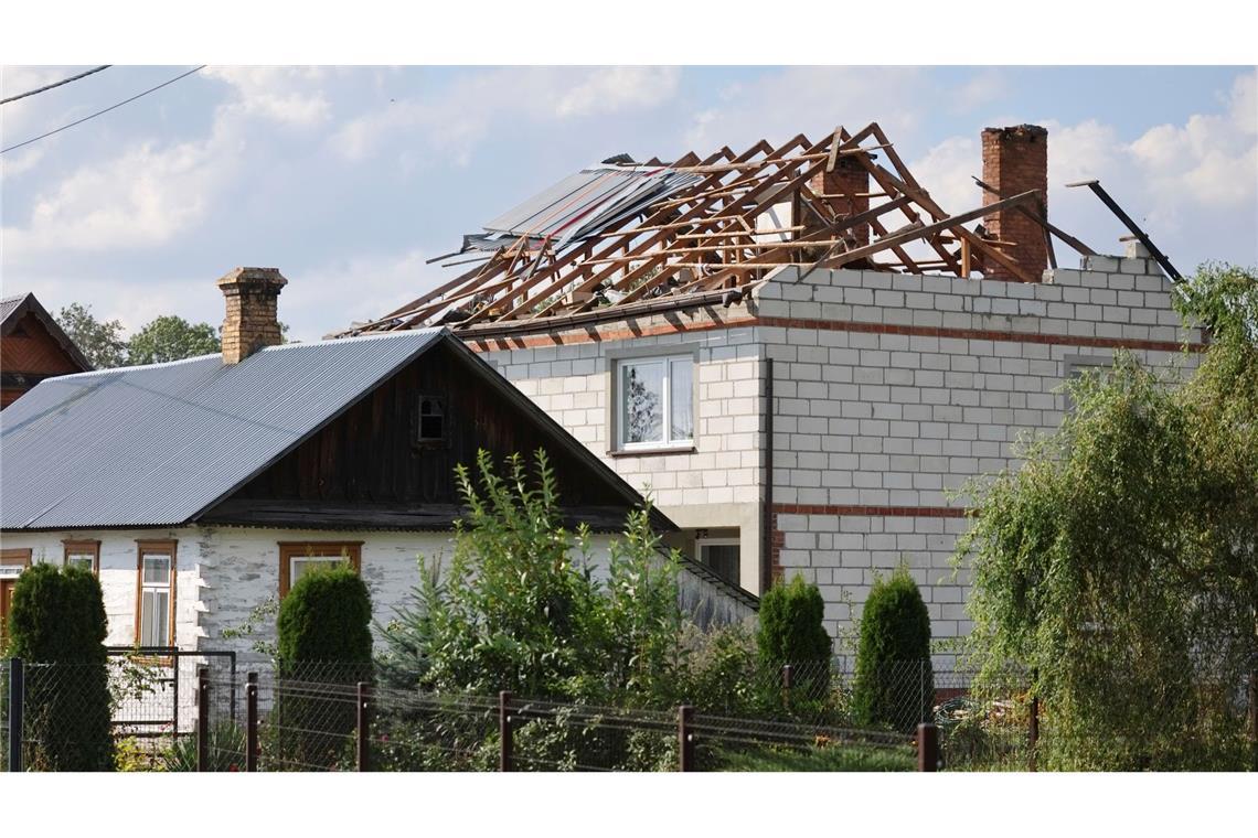 Ein zerstörtes Hausdach, nachdem russische Drohnen während eines Angriffs auf die Ukraine den polnischen Luftraum verletzt haben. (Archivbild)