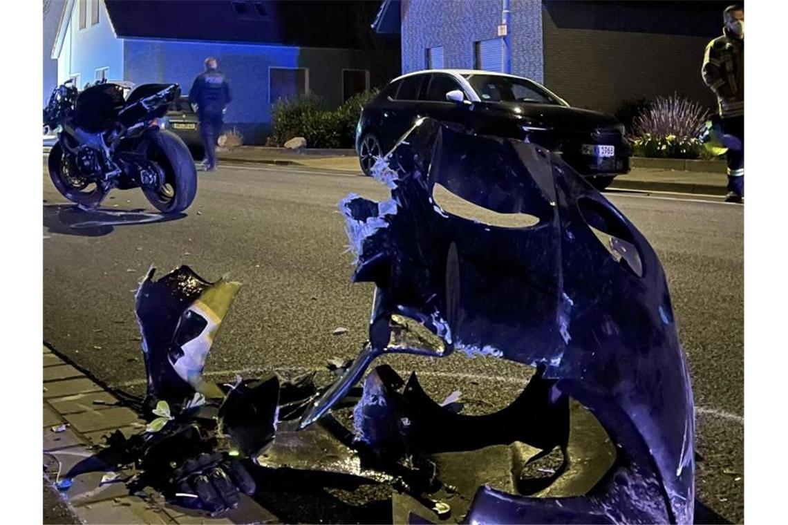 Tödliches Motorradrennen: 18-Jähriger soll Gesuchter sein Ein zerstörtes Motorrad liegt in Hiddenhausen auf der Straße. Ein Anwohner wurde bei dem mutmaßlichen Rennen von zwei Motorrädern getötet. Foto: Christian Müller/Westfalennews/dpa