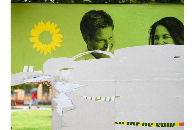 Ein zerstörtes Wahlplakat der Grünen (Symbolfoto). Foto: Hendrik Schmidt/dpa-Zentralbild/dpa
