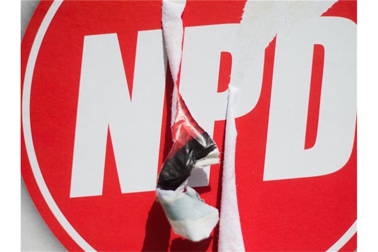 Ein zerstörtes Wahlplakat der Nationaldemokratischen Partei Deutschlands (NPD). Foto: Julian Stratenschulte