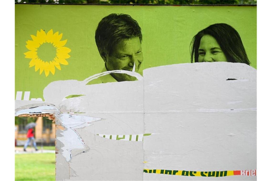 Zerstörte Wahlplakate: AfD und Grüne am häufigsten betroffen Ein zerstörtes Wahlplakat von Bündnis 90/Die Grünen mit den Portraits von Robert Habeck und Annalena Baerbock. (Archivbild). Foto: Hendrik Schmidt/dpa-Zentralbild/dpa