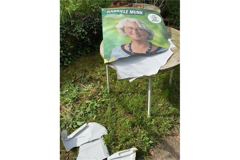 Ein zerstörtes Wahlplakat von Grünen-Stadträtin Gabriele Munk in Weilimdorf.