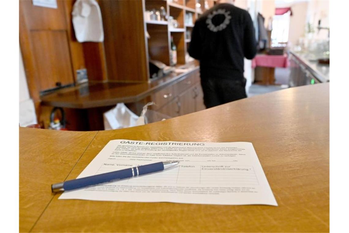 Klarheit über Polizei-Zugriff auf Gästelisten gefordert Ein Zettel für die Gäste-Regstrierung liegt in einem Restaurant auf einem Tisch. Die große Mehrheit der Kunden füllt diese Registrierung als Corona-Vorsorge wahrheitsgemäß aus. Foto: Carsten Rehder/dpa