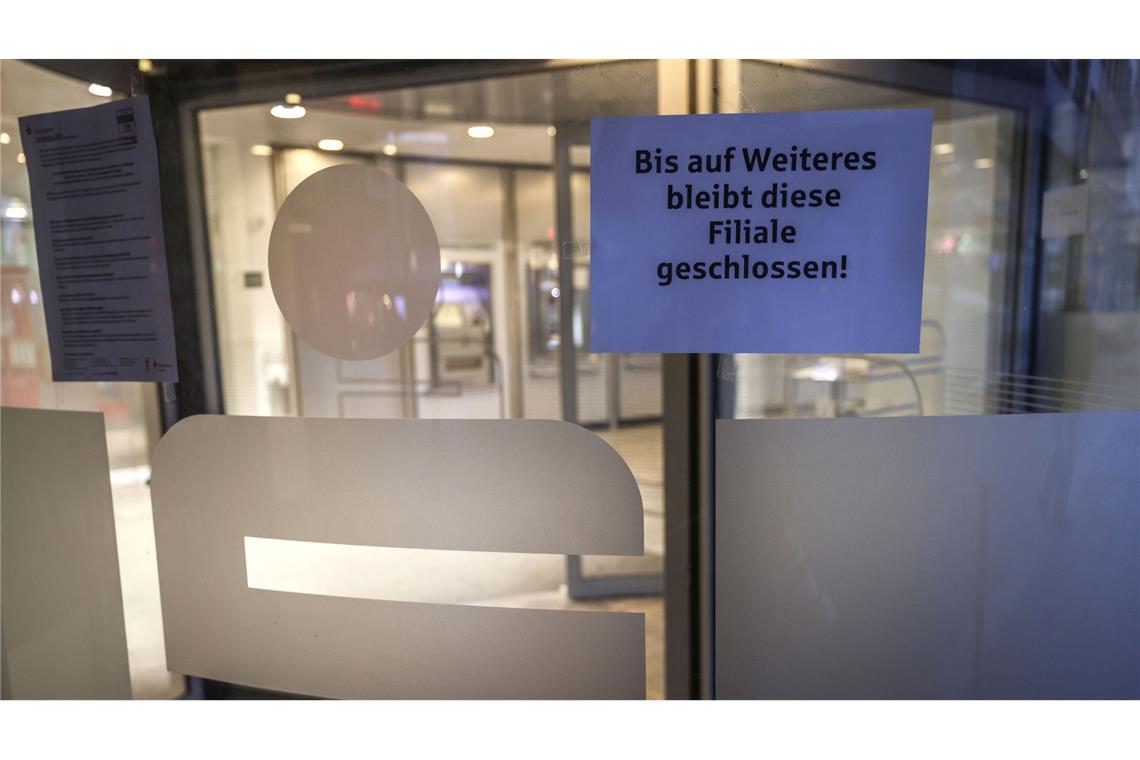 Ein Zettel mit der Aufschrift "Bis auf Weiteres bleibt diese Filiale geschlossen" hängt am Eingang der Sparkassen-Filiale Gelsenkirchen-Buer.
