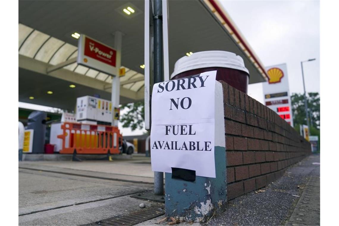 Ein Zettel mit der Aufschrift „Entschuldigung, kein Benzin verfügbar“ an einer Tankstelle im englischen Bracknell. Foto: Steve Parsons/PA/dpa