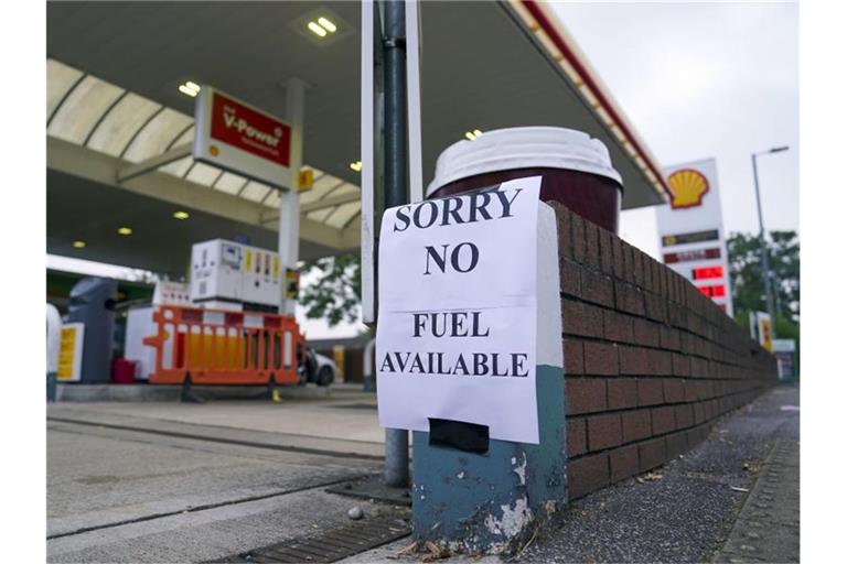 Ein Zettel mit der Aufschrift „Entschuldigung, kein Benzin verfügbar“ an einer Tankstelle im englischen Bracknell. Foto: Steve Parsons/PA/dpa