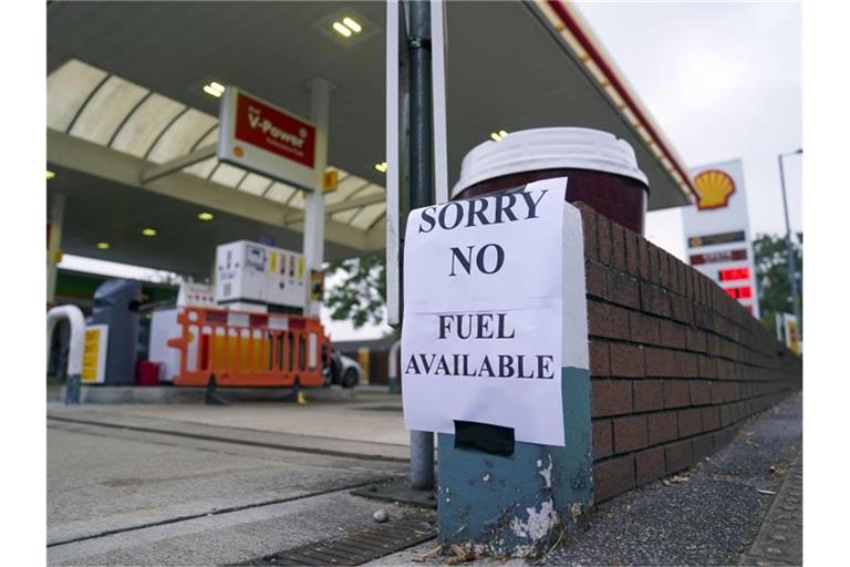 Ein Zettel mit der Aufschrift „Entschuldigung, kein Benzin verfügbar“ ist an einer Tankstelle in Bracknell angebracht. Großbritanniens Premier Boris Johnson will trotz anhaltender Kraftstoffkrise die Einwanderungsregeln nicht lockern. Foto: Steve Parsons/PA/dpa