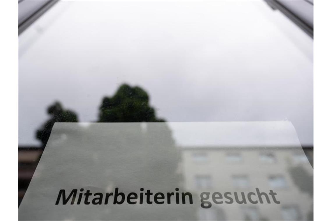 Arbeitsmarkt bietet mehr freie Stellen als je zuvor Ein Zettel mit der Aufschrift „Mitarbeiterin gesucht“ hängt an einem Restaurant. Es gab noch nie so viele offene Arbeitsstellen in Deutschland wie im Jahr 2021. Foto: Sebastian Gollnow/dpa