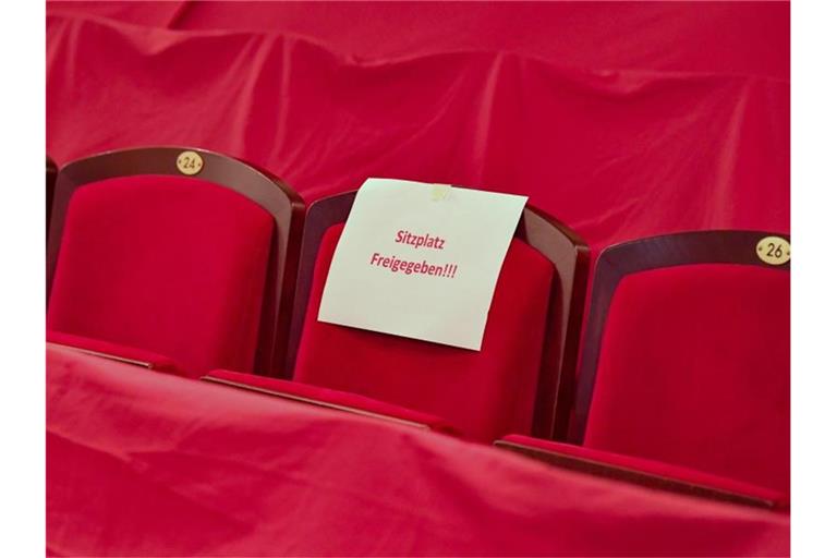 Ein Zettel mit der Aufschrift „Sitzplatz Freigegeben!!!“ hängt an einem Sitzplatz im leeren Zuschauerraum eines Theaters. Foto: Patrick Pleul/dpa-Zentralbild/dpa/Archivbild