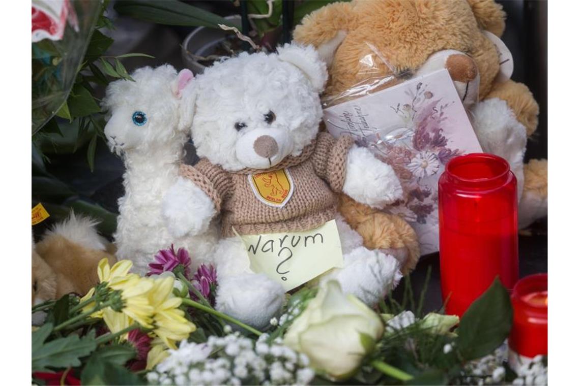 Mutmaßlicher Frankfurt-Täter wurde psychiatrisch behandelt Ein Zettel mit der Aufschrift „Warum?“ liegt neben Plüschtieren, Blumen und Kerzen. Foto: Frank Rumpenhorst