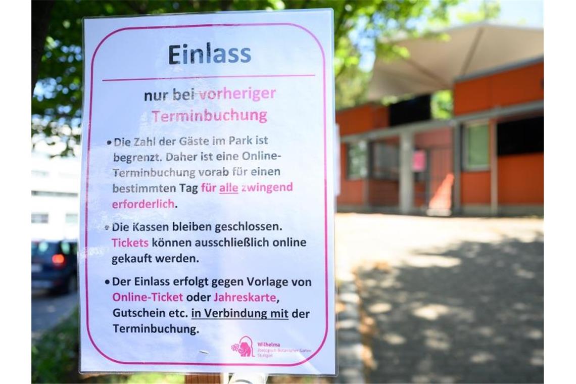 Wilhelma öffnet wieder: Maskenpflicht und Online-Tickets Ein Zettel mit Einlass-Hinweisen vor einem Eingang der Wilhelma in Stuttgart. Foto: Sebastian Gollnow/dpa