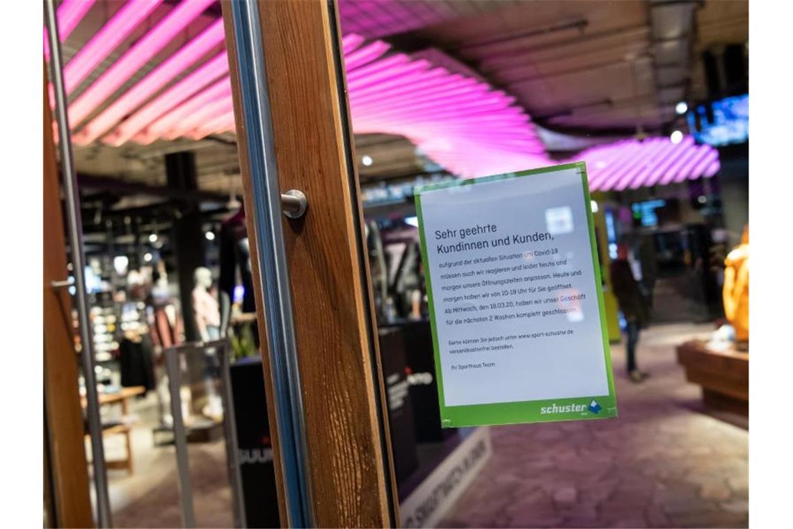 Ein Zettel mit Informationen zur Ladenschließung hängt an der Eingangstür eines Geschäfts. Foto: Sven Hoppe/dpa/Symbolbild