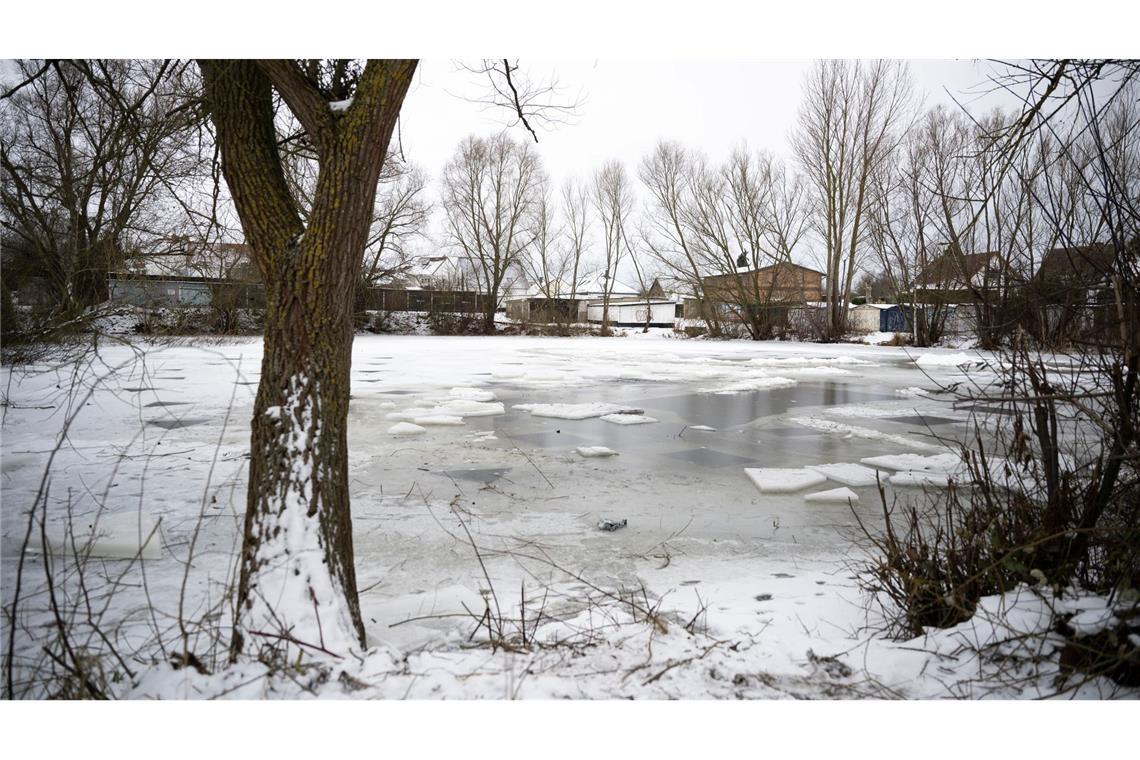 Ein Zeuge hatte den Eisbader beobachtet und die Einsatzkräfte verständigt, als er nicht wieder auftauchte.