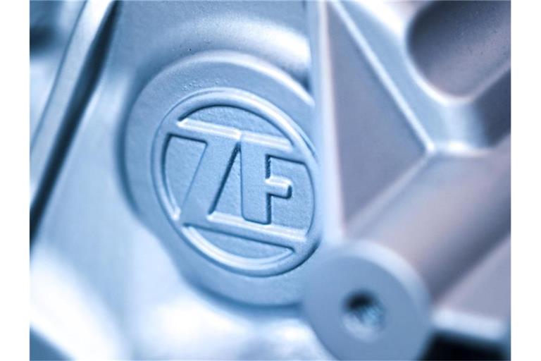 Ein ZF-Logo ist auf ein ausgestelltes Produkt geprägt. Foto: Felix Kästle/dpa/Archivbild