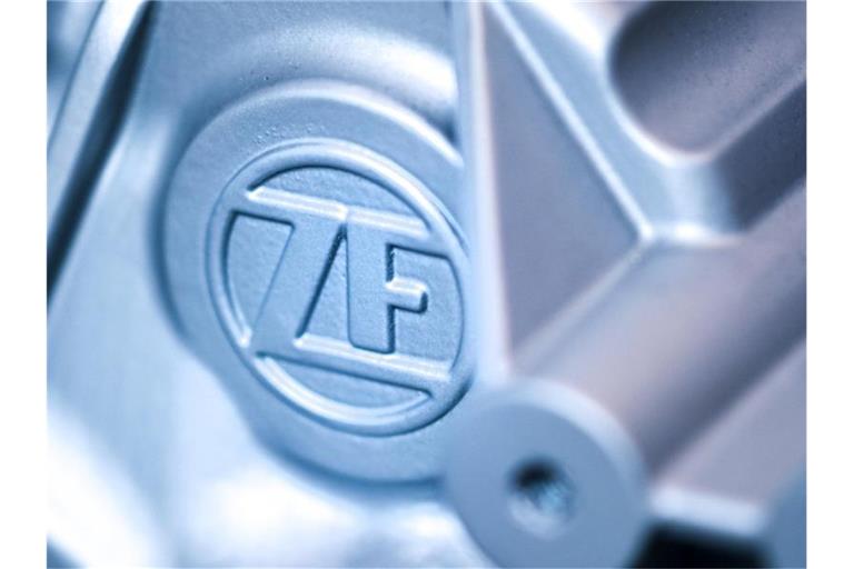 Ein ZF-Logo ist auf ein ausgestelltes Produkt im Konzernzentralen-Foyer geprägt. Foto: Felix Kästle/dpa/Archivbild