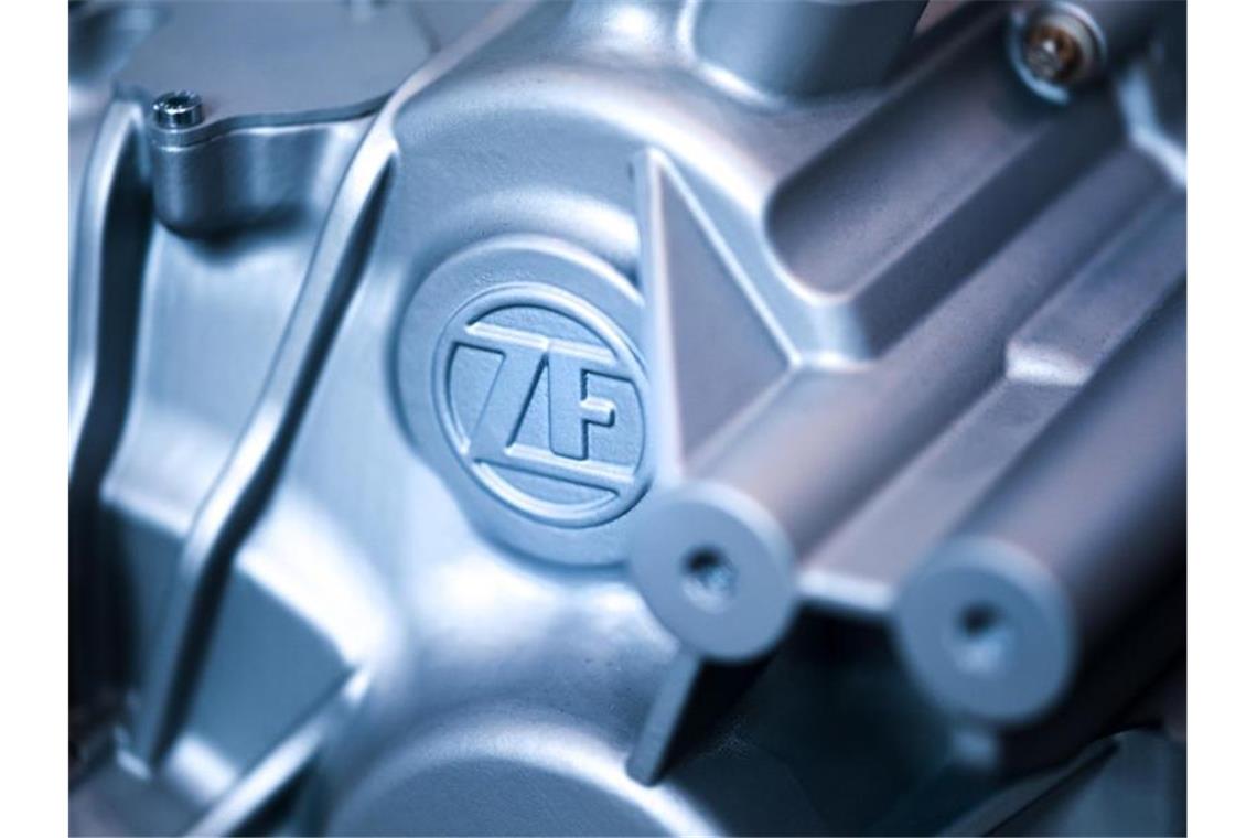 Ein ZF-Logo ist auf einem ausgestellten Produkt zu sehen. Foto: Felix Kästle/dpa/Archivbild