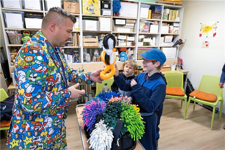 Ein Ziel des kindertageshospizlichen Angebots: Kindern ein Lächeln ins Gesicht zaubern. So zum Beispiel bei der Einweihung der neuen Räume mit bunten Luftballontieren. Fotos: Alexander Becher