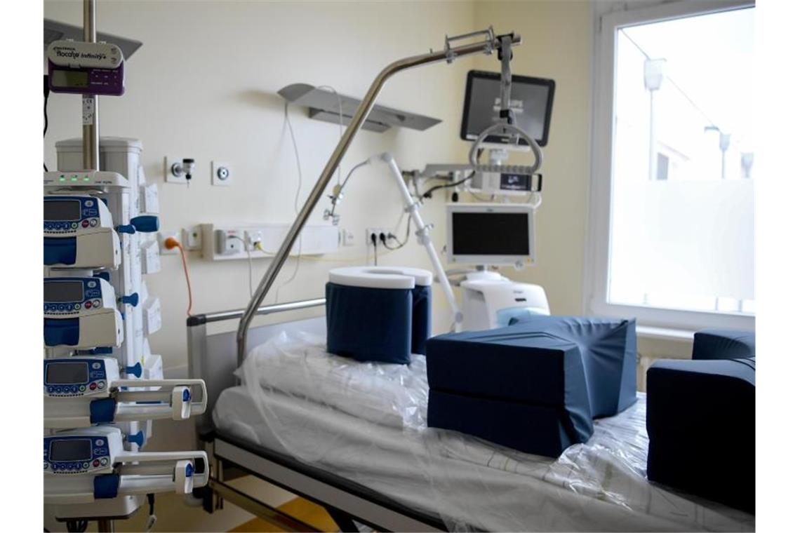 Ein Zimmer auf der Intensivstation der Charité in Berlin - Corona-Patienten sollen verteilt werden. Foto: Britta Pedersen/dpa-Zentralbild/dpa