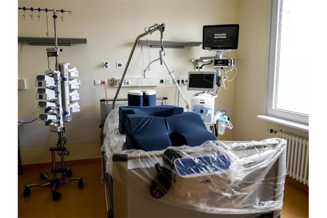Kliniken bei Intensiv-Betten am Limit: Cluster sollen helfen Ein Zimmer auf einer Intensiv-Station. Foto: Britta Pedersen/dpa/Archivbild