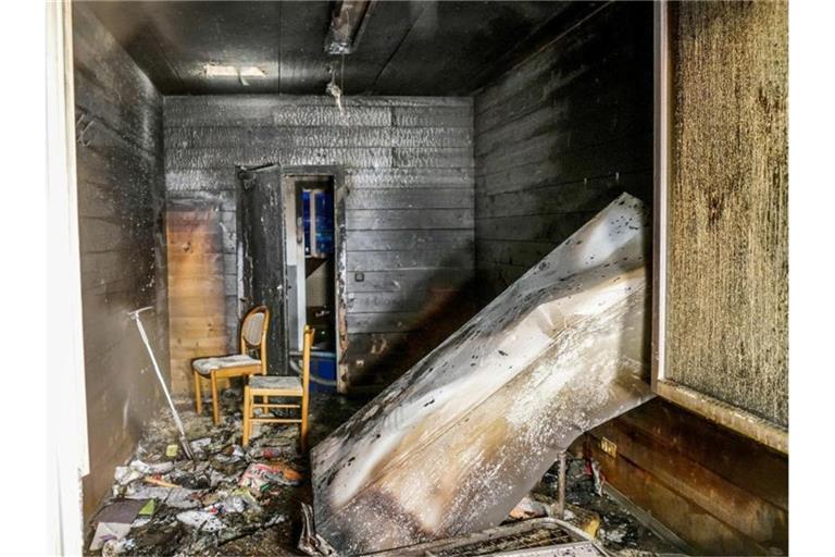 Ein Zimmer in einer Flüchtlingsunterkunft ist nach einem Feuer verwüstet. Foto: Sven Kohls/SDMG/dpa