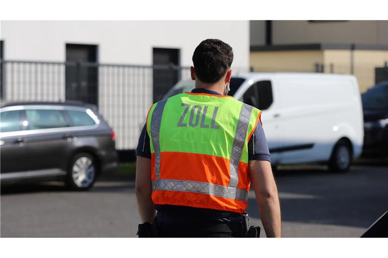 Ein Zöllner bei der Überprüfung einer Baustelle - immer wieder macht der Zoll Schwarzarbeiter ausfindig.