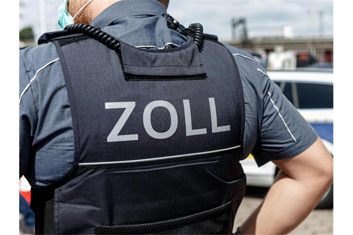 Steuerhinterziehung im Bahngewerbe: Verdächtige festgenommen Ein Zoll-Beamter trägt während seines Dienstes eine Schutzweste. Foto: Markus Scholz/dpa/Symbolbild