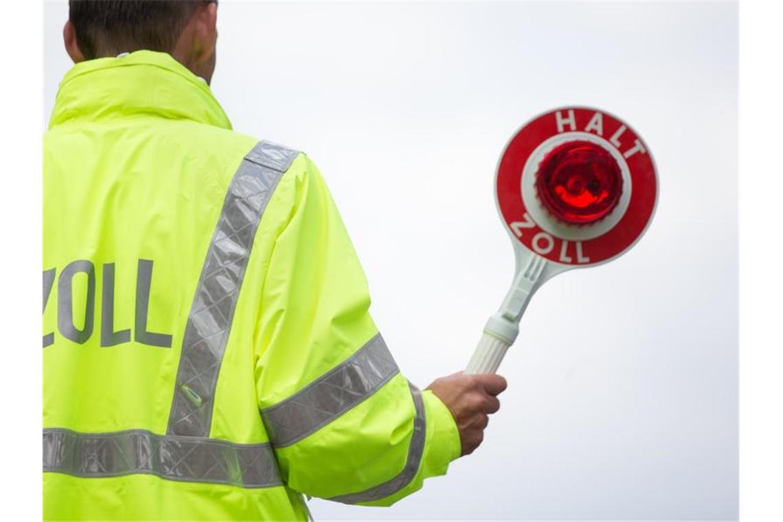Zoll stoppt E-Gitarre aus Japan Ein Zollbeamter. Foto: Friso Gentsch/Archivbild