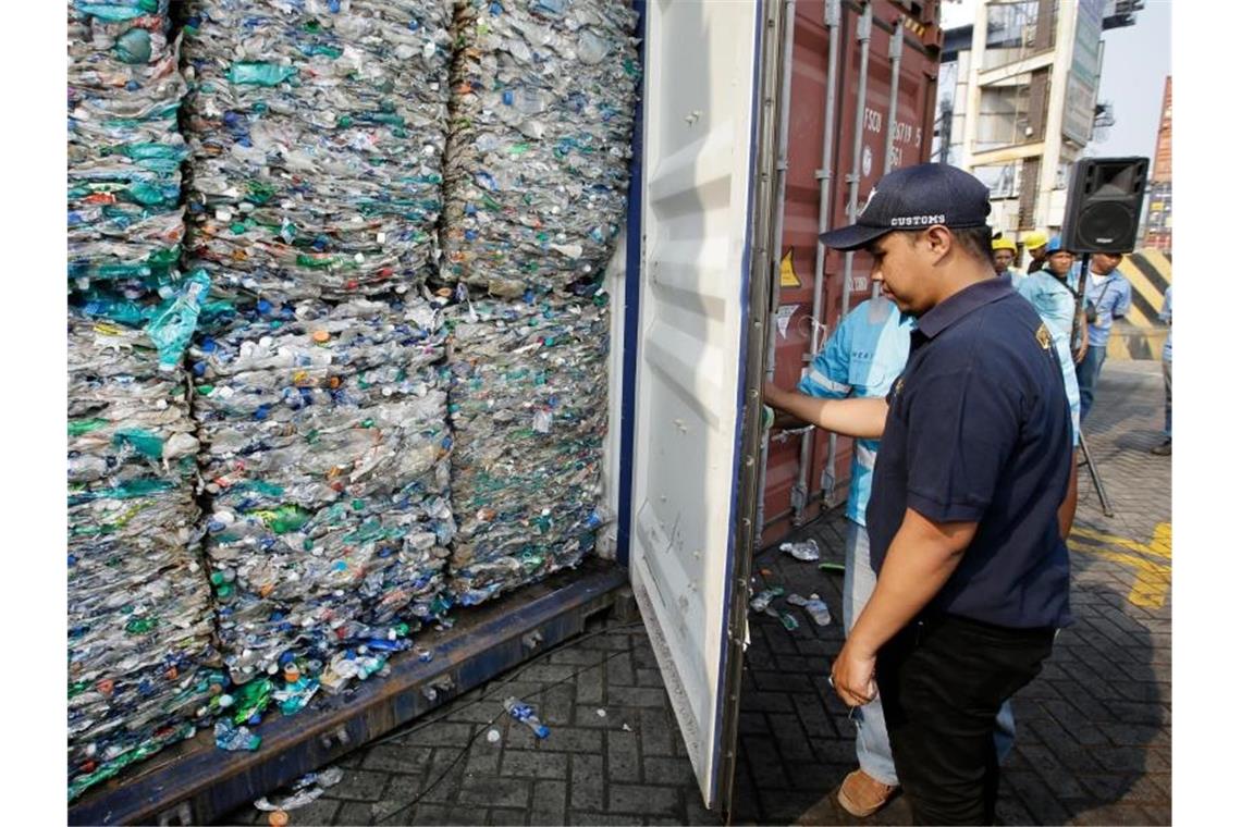 Ein Zollbeamter in Indonesien: Exporte von unsortiertem Plastikmüll aus der Europäischen Union in Entwicklungsländer werden ab 1. Januar verboten. Foto: Achmad Ibrahim/AP/dpa