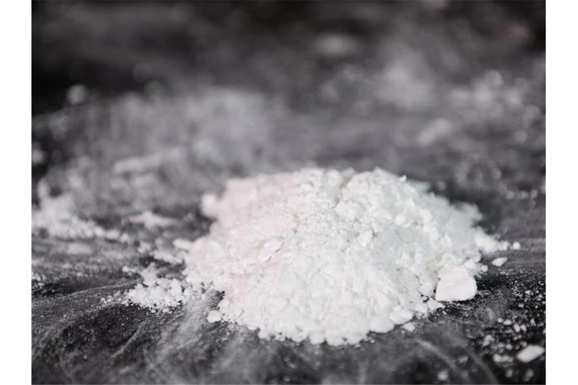 Ein Zollbeamter präsentiert bei einer Pressekonferenz Kokain aus einem großen Kokainfund. Foto: Christian Charisius/dpa/Symbolbild